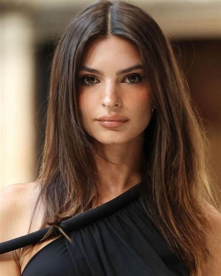 Emily Ratajkowski Photos: A Comprehensive Look at the Model's Iconic Imagery