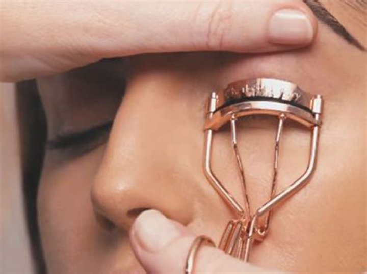 Unlocking Beautiful Eyes: The Ultimate Guide on How to Use a Lash Curler